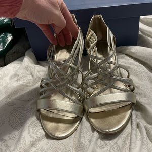 Bandolino bdmellona size 10.5 light gold 3.5” strappy heels